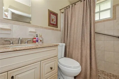292 W 39th Place Hialeah FL 33012