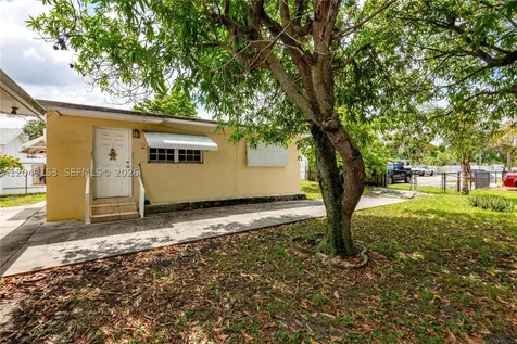 292 W 39th Place Hialeah FL 33012