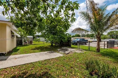 292 W 39th Place Hialeah FL 33012