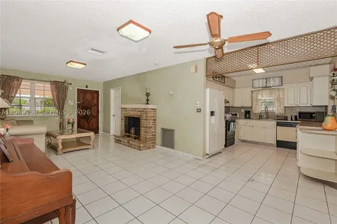 292 W 39th Place Hialeah FL 33012