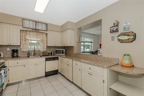 292 W 39th Place Hialeah FL 33012