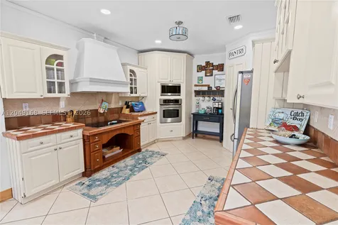 901 Dove Avenue Miami Springs FL 33166