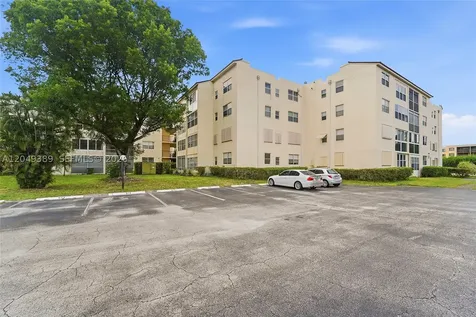 2871 Somerset Drive Lauderdale Lakes FL 33311