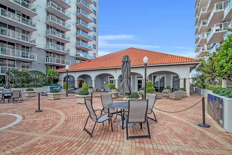 5091 NW 7th Street Miami FL 33126