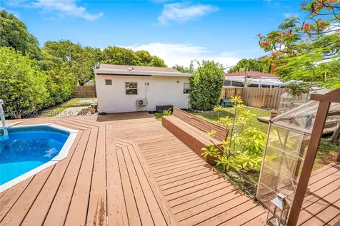 250 NW 40th Avenue Miami FL 33126
