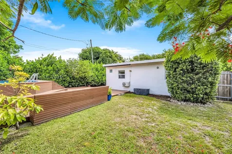 250 NW 40th Avenue Miami FL 33126