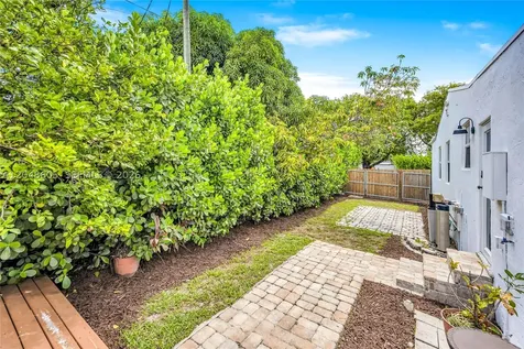 250 NW 40th Avenue Miami FL 33126