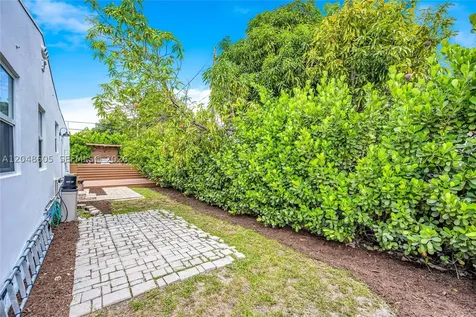 250 NW 40th Avenue Miami FL 33126