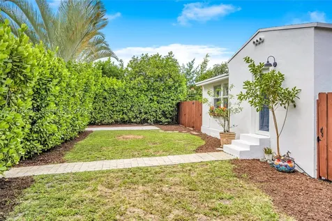 250 NW 40th Avenue Miami FL 33126