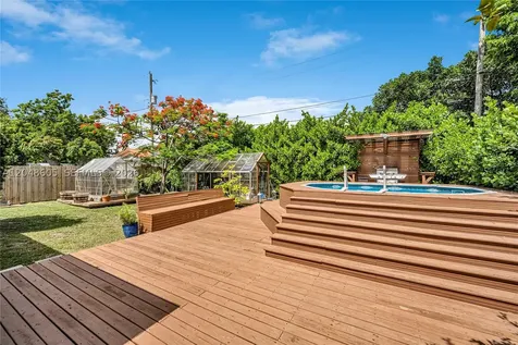 250 NW 40th Avenue Miami FL 33126