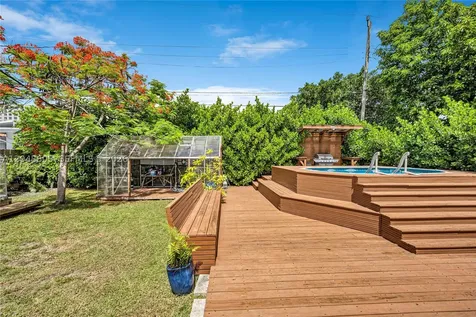 250 NW 40th Avenue Miami FL 33126