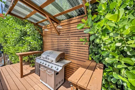 250 NW 40th Avenue Miami FL 33126