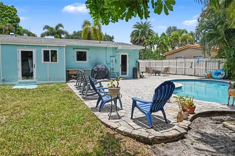 301 SW 65th Avenue Pembroke Pines FL 33023