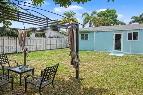 301 SW 65th Avenue Pembroke Pines FL 33023