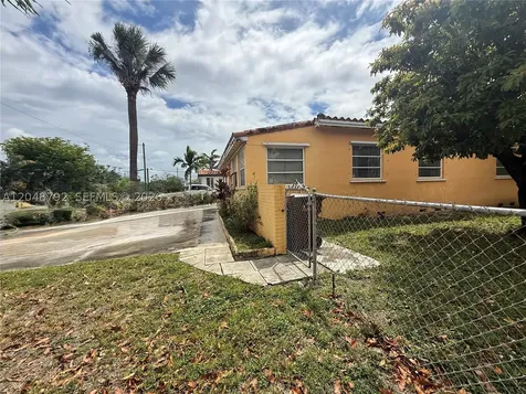 4470 W 1st Avenue Hialeah FL 33012