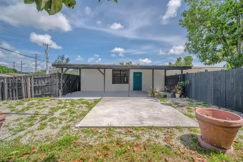 7022 SW 19th Court North Lauderdale FL 33068