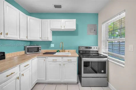 261 SW 15th Street Dania Beach FL 33004