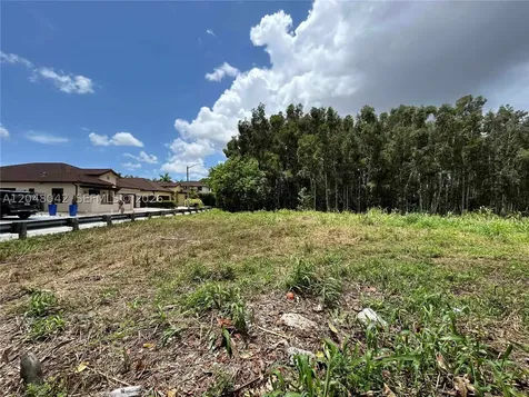148 SW 32 Lane Miami FL 33185