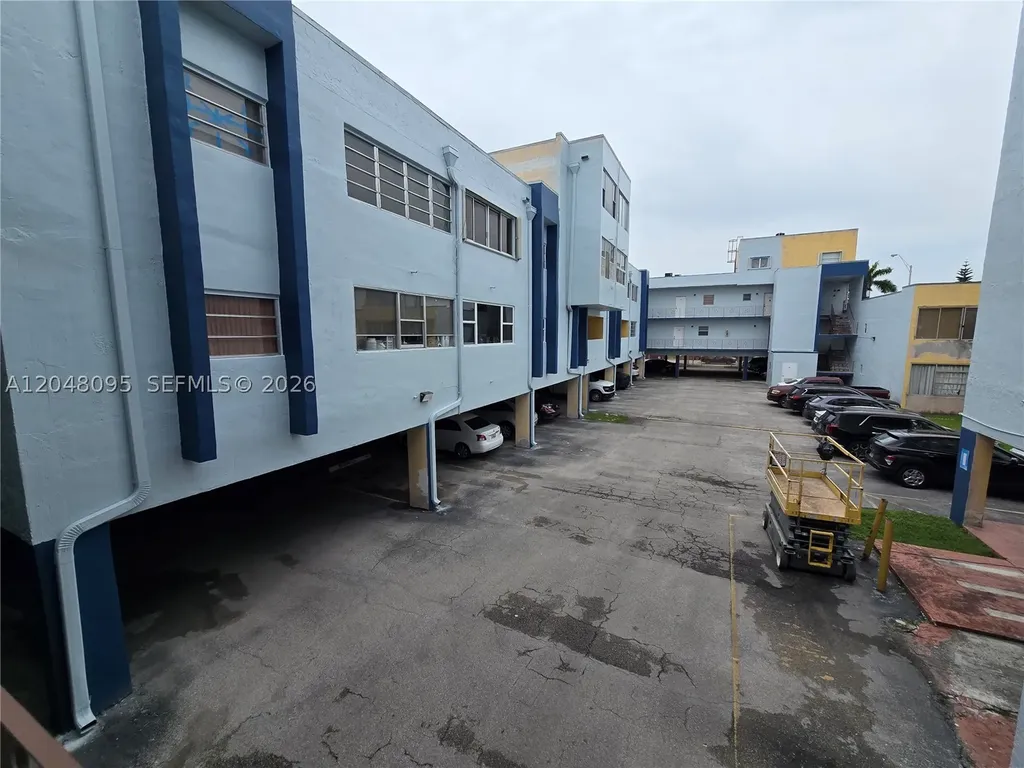1555 W 44th Place Hialeah FL 33012