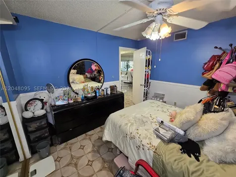 1555 W 44th Place Hialeah FL 33012