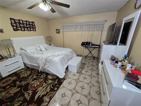 1555 W 44th Place Hialeah FL 33012