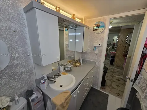 1555 W 44th Place Hialeah FL 33012