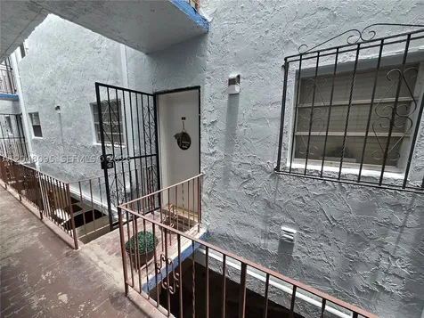 1555 W 44th Place Hialeah FL 33012