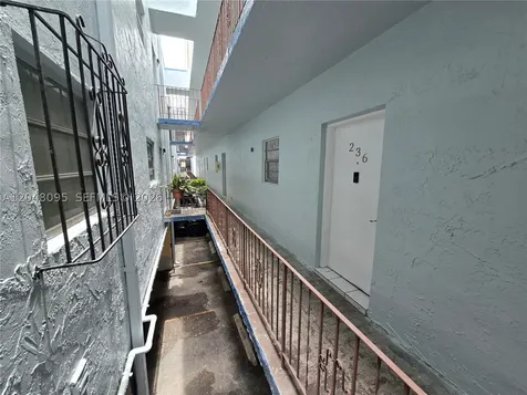 1555 W 44th Place Hialeah FL 33012