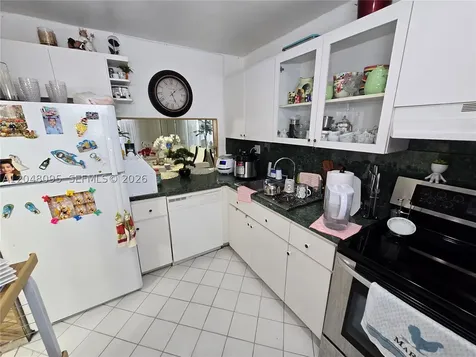 1555 W 44th Place Hialeah FL 33012