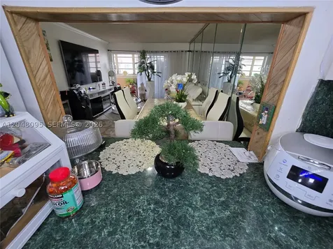1555 W 44th Place Hialeah FL 33012
