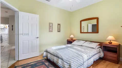1221 E Bel Aire Drive E Pembroke Pines FL 33027