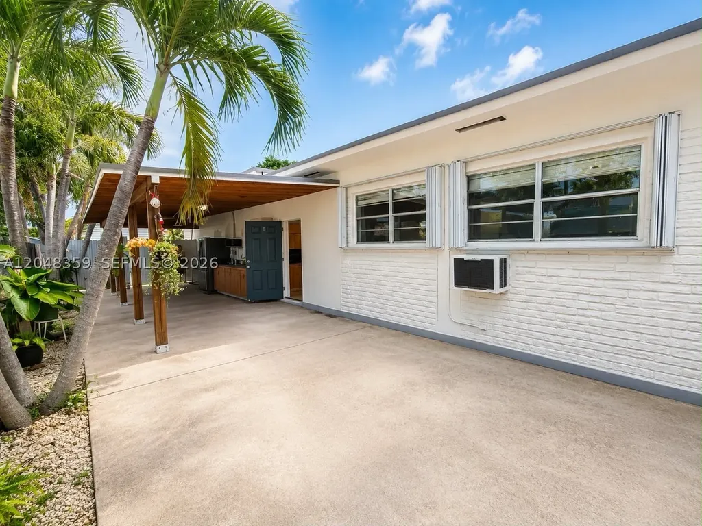 621 E 52nd Street Hialeah FL 33013