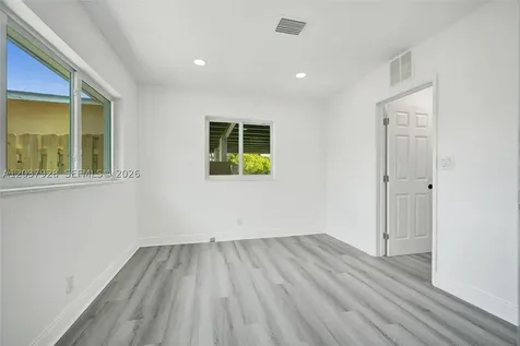 2343 NW 28th Street Oakland Park FL 33311