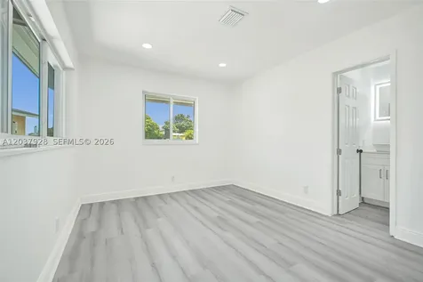 2343 NW 28th Street Oakland Park FL 33311