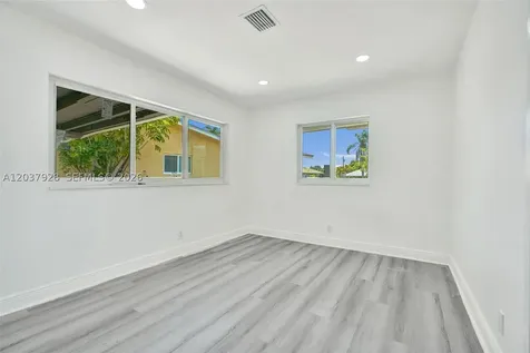 2343 NW 28th Street Oakland Park FL 33311