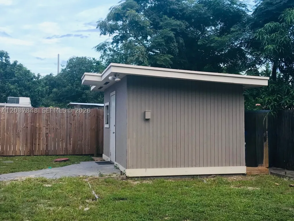 6424 Meade Street Hollywood FL 33024