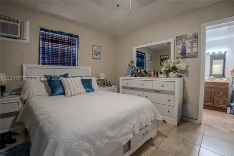 7899 NW 174th Terrace Hialeah FL 33015
