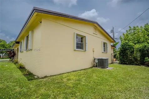 7899 NW 174th Terrace Hialeah FL 33015