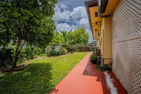 7899 NW 174th Terrace Hialeah FL 33015