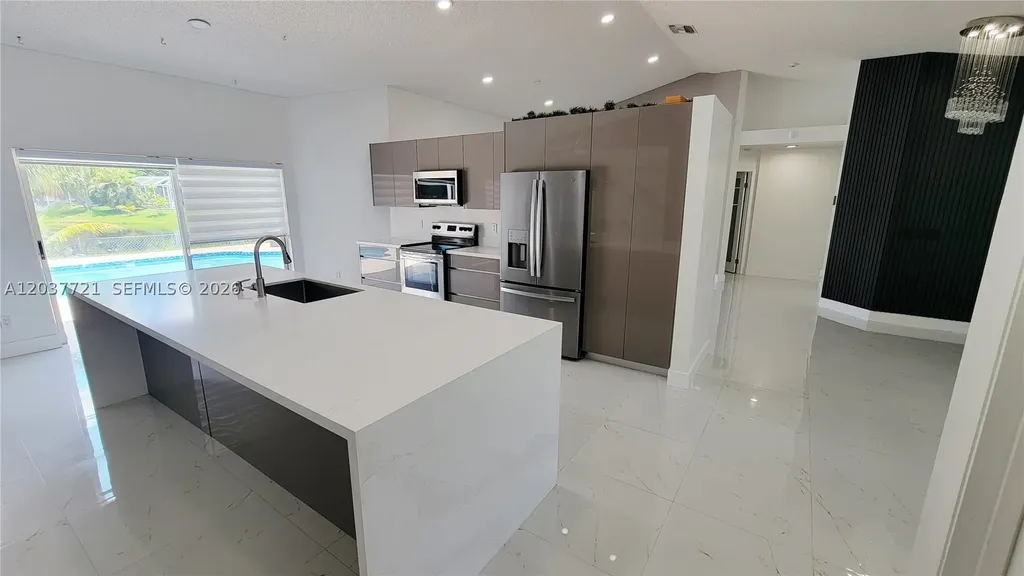 1421 SW 104th Avenue Pembroke Pines FL 33025