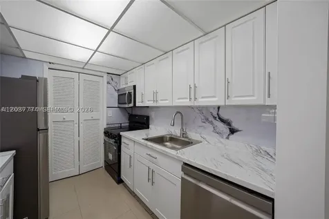 200 Lakeview Drive Weston FL 33326