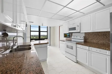 5500 Collins Avenue Miami Beach FL 33140