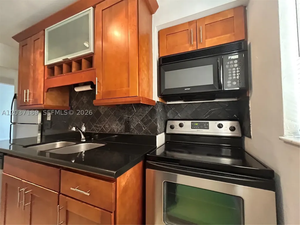 2880 Pine Tree Drive Miami Beach FL 33140