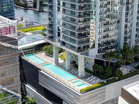 68 SE 6th Street Miami FL 33131