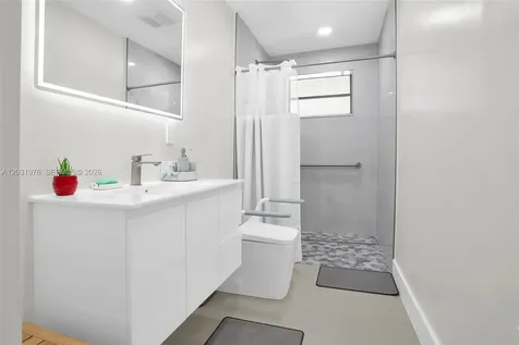 855 W 70th Place Hialeah FL 33014