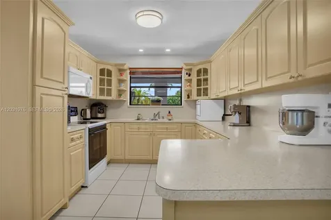 855 W 70th Place Hialeah FL 33014