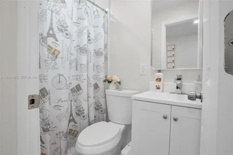 855 W 70th Place Hialeah FL 33014