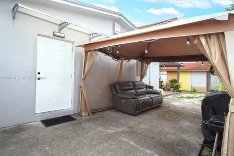 855 W 70th Place Hialeah FL 33014