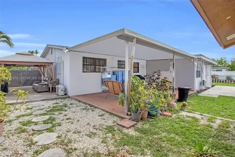 855 W 70th Place Hialeah FL 33014