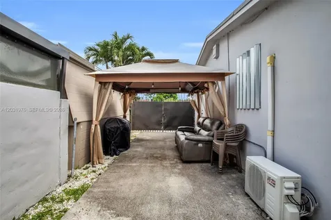 855 W 70th Place Hialeah FL 33014